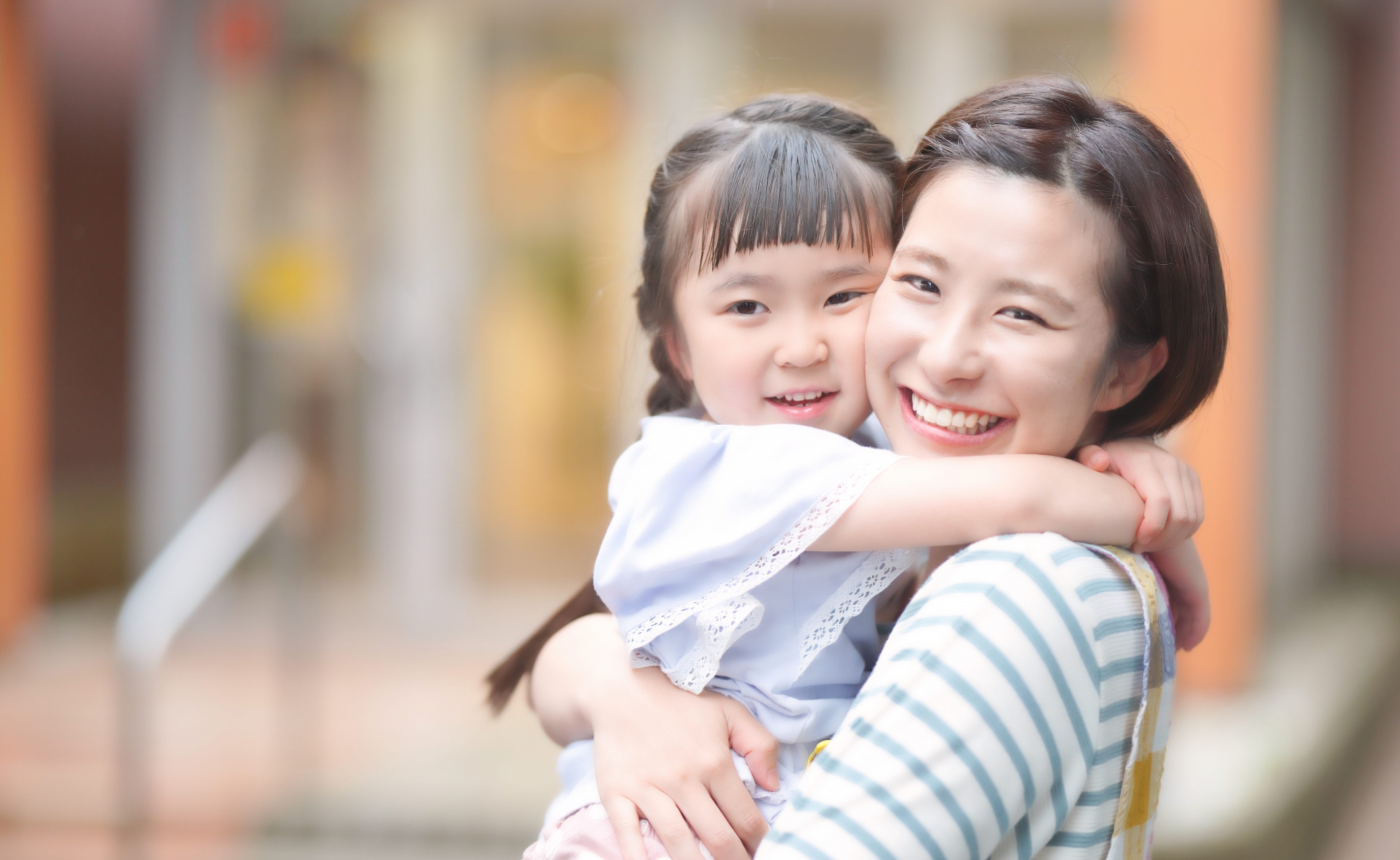 保育士と子どもの写真