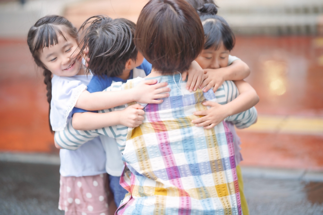 保育士と子どもたちの写真