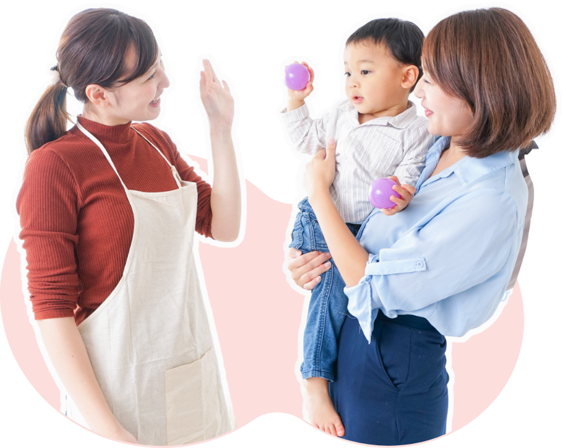 保育士と保護者が挨拶する写真