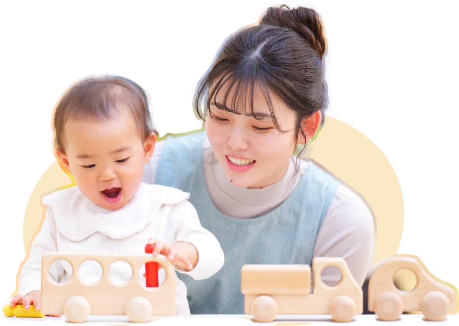 保育士が子どもをみている写真