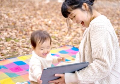 お母さんと赤ちゃんがタブレットを見ている写真