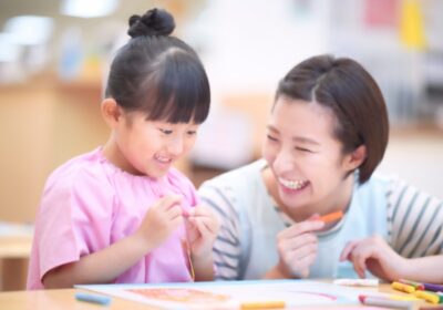 保育士と子どもの写真