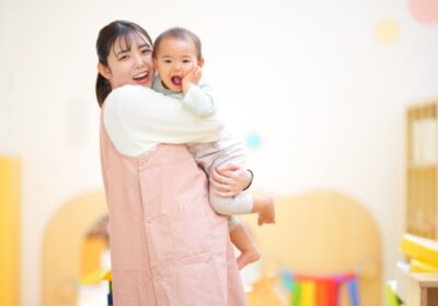 保育士と赤ちゃんの写真