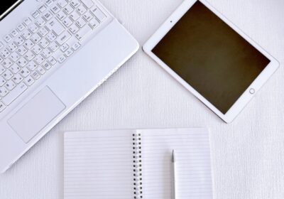 パソコンとタブレットとメモ帳の写真